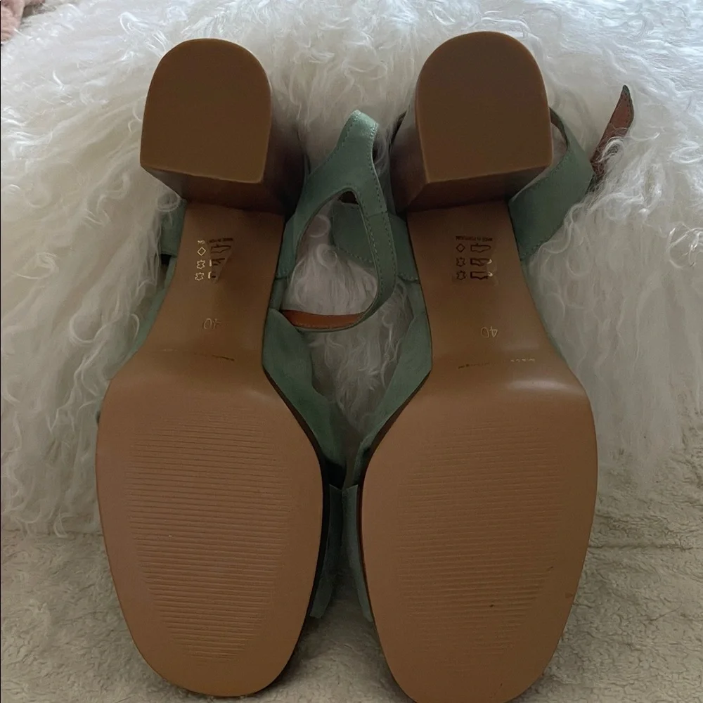 🌿✨BENOA Sage Green Suede Platform Heels - Picture 10 of 11